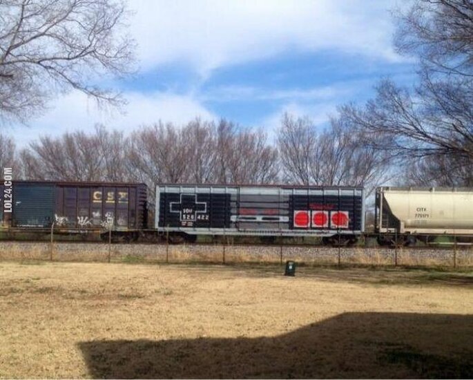 inne : Graffiti na wagonie pociągu - joypad Nintendo
