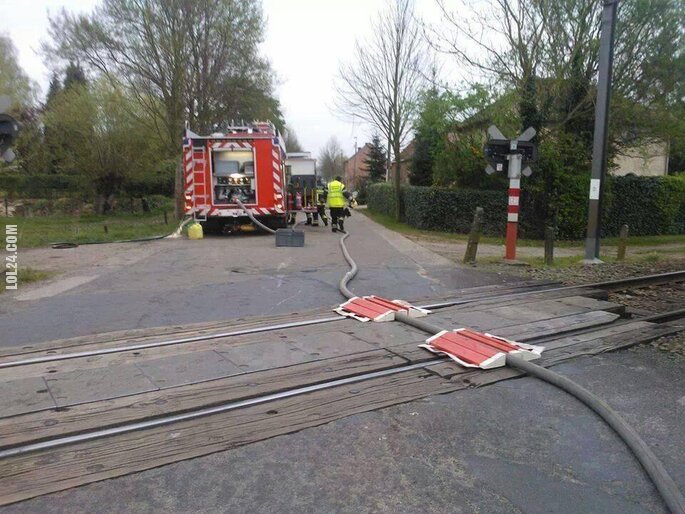 FAIL : Zabezpieczenie węża strażackie przed pociągiem?