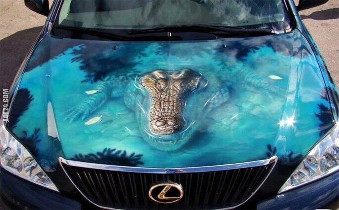 złudzenie : Aligator wyłania się spod maski samochodu