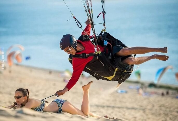 FAIL : Paralotniarz odpina stanik na plaży