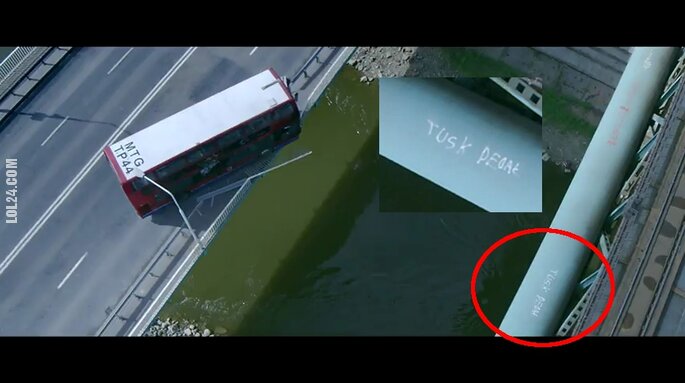 napis, reklama : "Tusk Pedał" w trailerze "Kick"