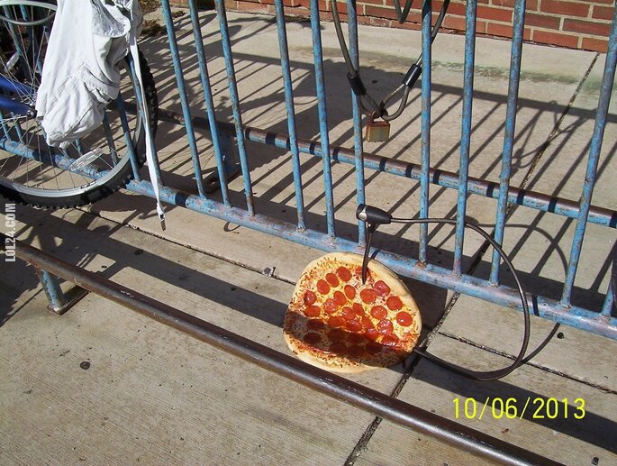inne : Pizza zamknięta w stojaku na rowery