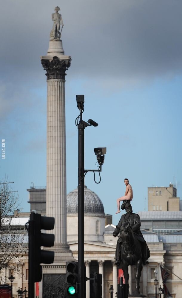 FAIL : Nagi mężczyzna na pomniku w Londynie