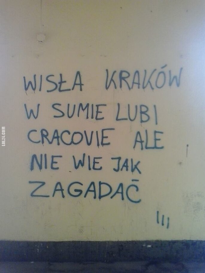 napis, reklama : "WISŁA KRAKÓW W SUMIE LUBI CRACOVIE ALE NIE WIE JAK ZAGADAĆ"