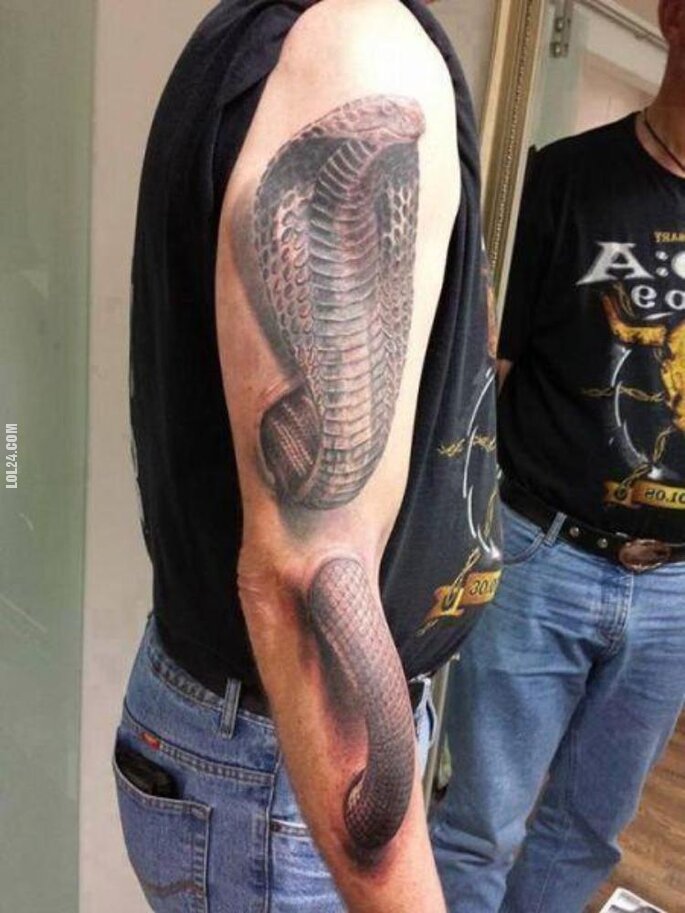 rzeźba, figurka : Kobra królewska na ręce. Tatuaż 3d