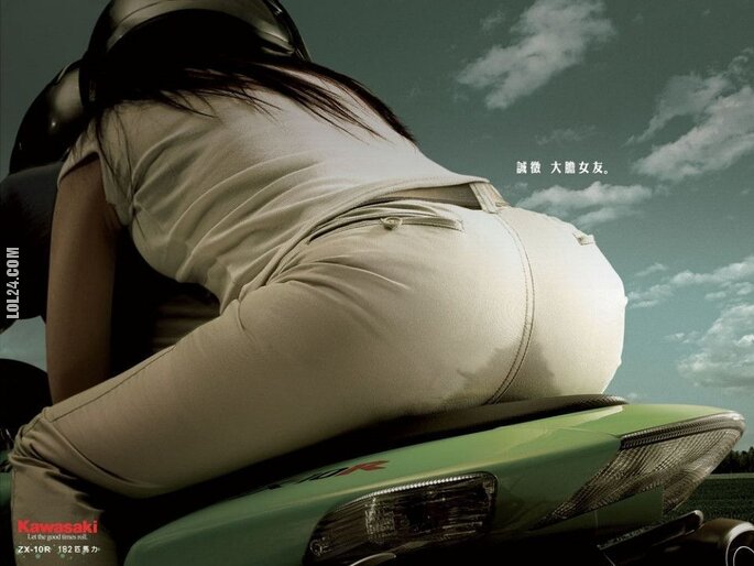 napis, reklama : Kawasaki. Dziewczyna na motorze.