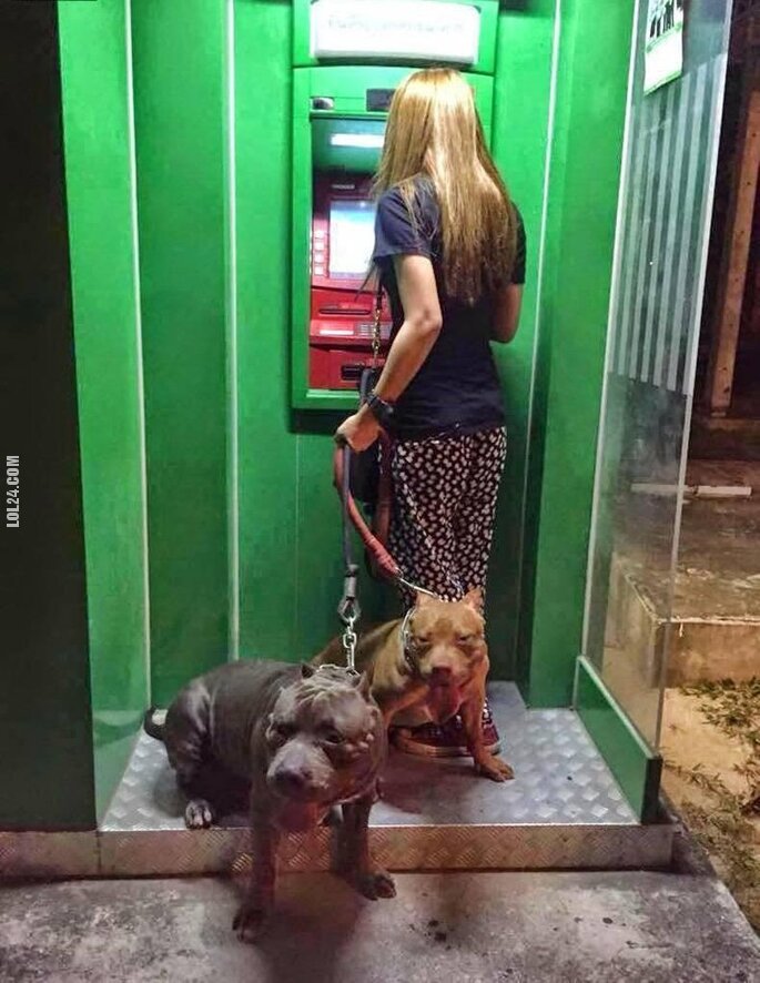 kobieta : Do bankomatu z ochroną