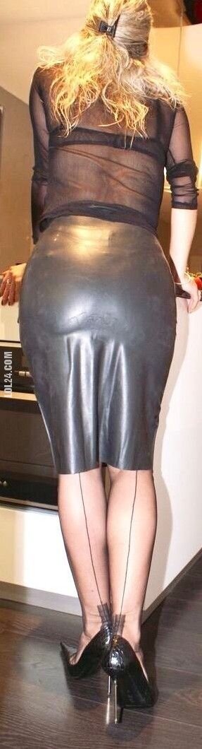 seksowna : Co powiecie na tak obcisłą spódnicę?