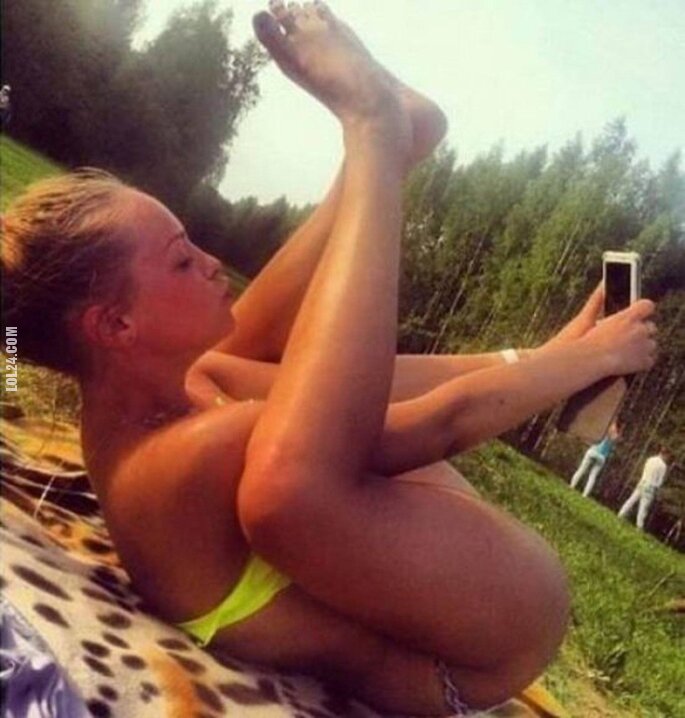 kobieta : Selfie w takiej pozycji...