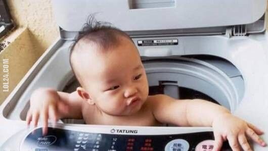 dzieciak : kąpiel w pralce, widać po fryzurze że wirowanie było
