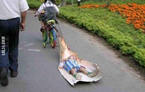 dzieciak : ciągnie śpiocha na rowerze