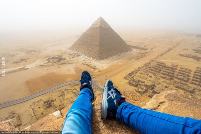WOW : 18-latek złamał zakaz i wspiął się na piramidę Cheopsa w Egipcie
