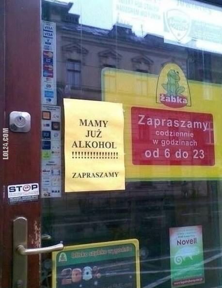 napis, reklama : MAMY JUŻ ALKOHOL! ZAPRASZAMY - ŻABKA