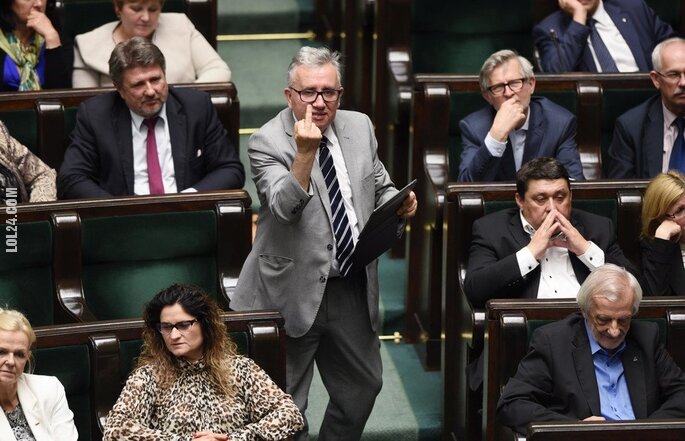 polityka : Poseł PiS pokazał środkowy palec w Sejmie