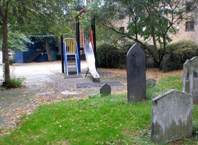 FAIL : Plac zabaw na cmentarzu?