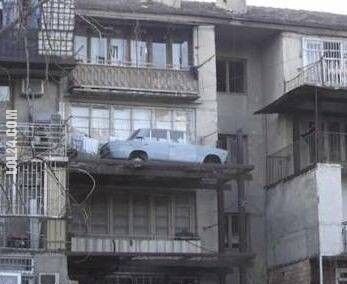 motoryzacja : samochód na balkonie