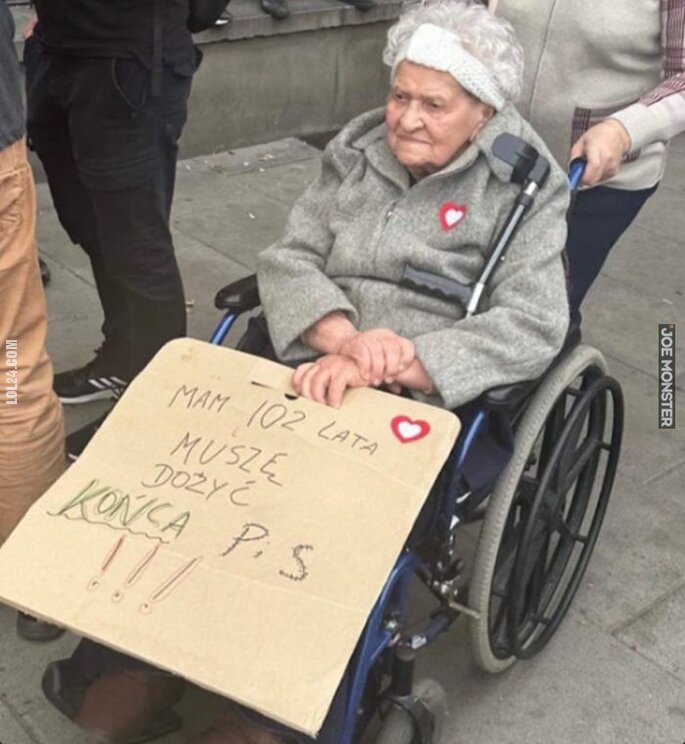 napis, reklama : Staruszka mam 102 lat i pragnie dożyć końca PiS