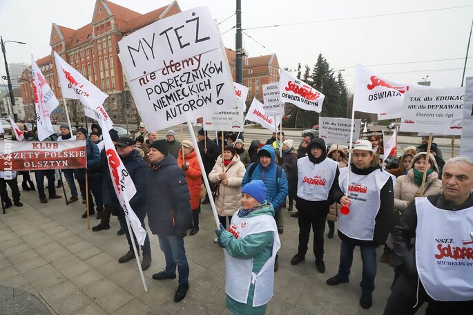 polityka : Protest w Olsztynie przeciwko Niemieckim podręcznikom