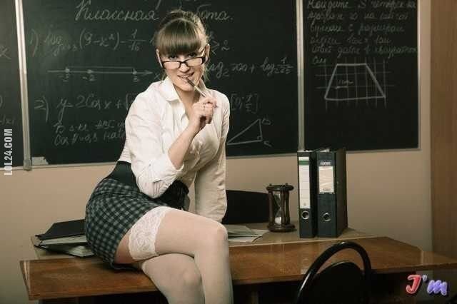 urocza, słodka : Wzorcowa nauczycielka. Trapez czy spódniczka?