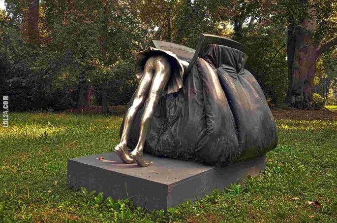 rzeźba, figurka : Pomnik damskiej torebki, Piemont, Włochy