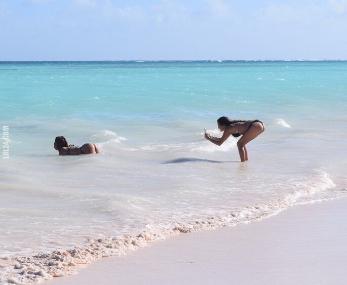 kobieta : Dziewczyny robią focie na plaży