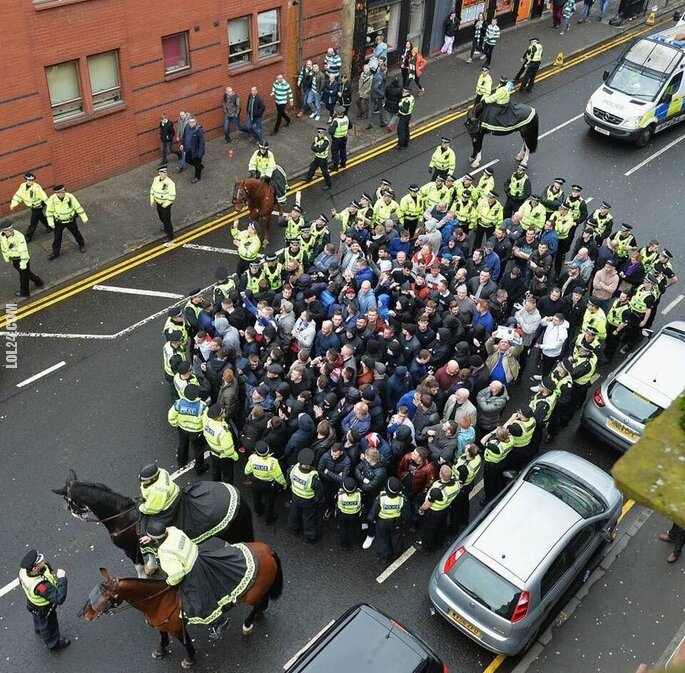 inne : Eskorta kibiców Glasgow Rangers na stadion Celticu