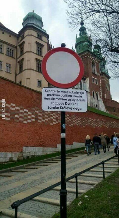 napis, reklama : Kupczenie wiarą i akwizycja przekazu partii na terenie Wawelu
