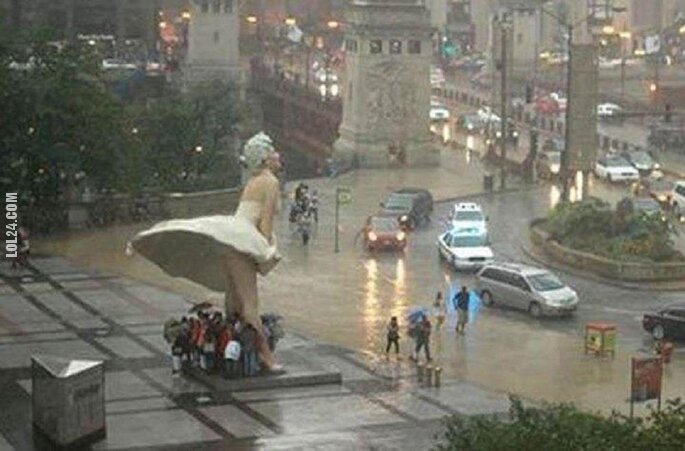 rzeźba, figurka : Pomnik Marilyn Monroe w Chicago chroni przed deszczem
