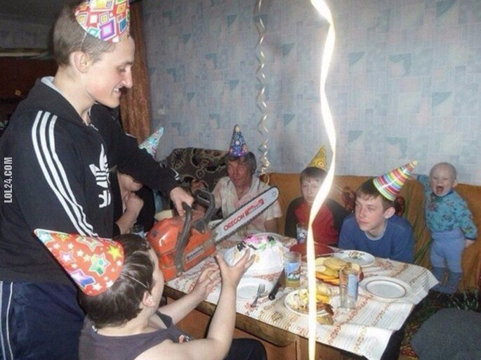 WOW : Rosyjskie urodziny - krojenie tortu piłą spalinową
