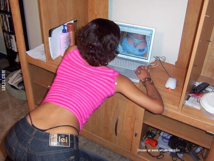 seksowna : Cyganka spędza czas przy komputerze, przeglądając tyłki dziewczyn
