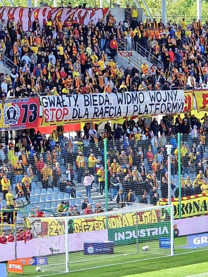 napis, reklama : Transparent kibiców Korony Kielce "Stop dla Rafcia i Platformy"