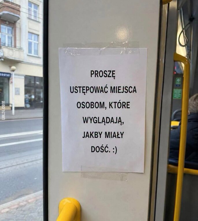napis, reklama : "Proszę ustępować miejsca"