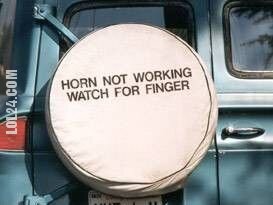 napis, reklama : HORN NOT WORKING WATCH FOR FINGER