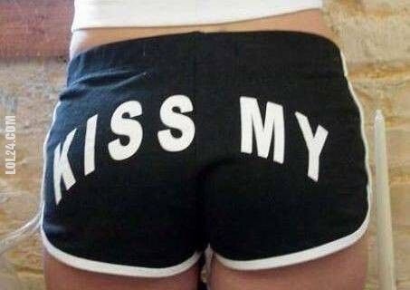 napis, reklama : KISS MY