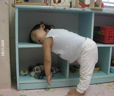 dzieciak : zasnęła głową na półce