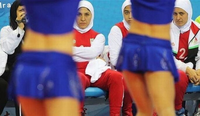 kobieta : Reakcja Iranek na pokaz cheerleaderek