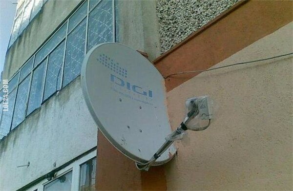 technologia : Antena satelitarna w ścianie