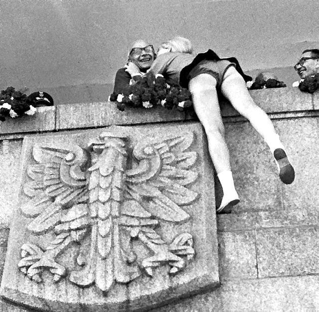 kobieta : Władysław Gomułka na trybunie honorowej na placu Defilad w Warszawie