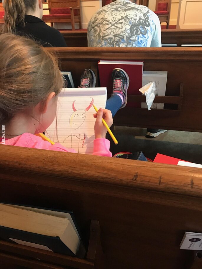 dzieciak : Znudzona dziewczynka rysuje sobie w kościele