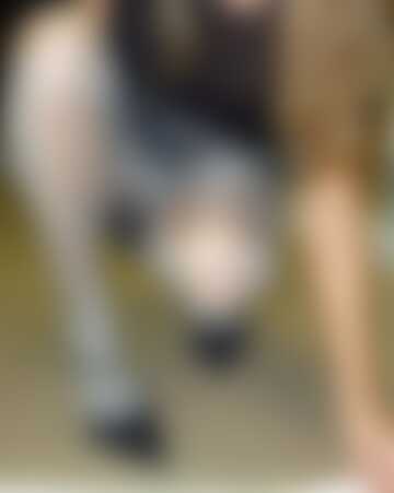 Czy to aby wypada tak zagladać pod spódniczkę?