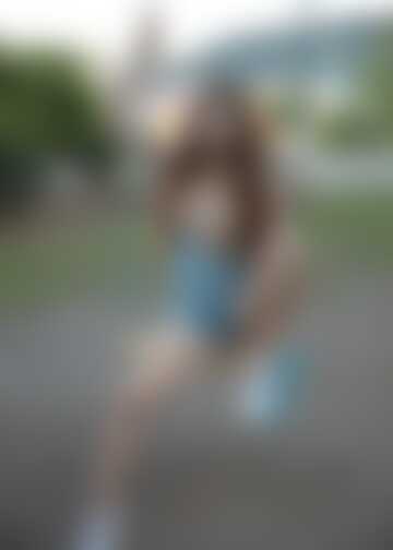 Młoda kusicielka na huśtawce