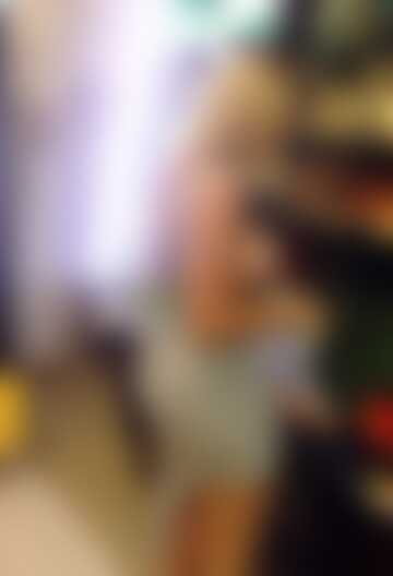 Ślicznotka na zakupach.