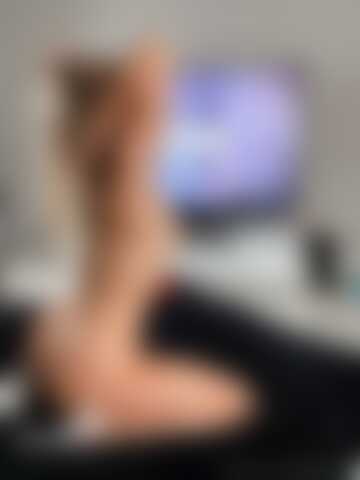 Gorąca blondyneczka zaprasza do gry