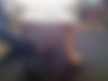 Dildo podpiera stolik