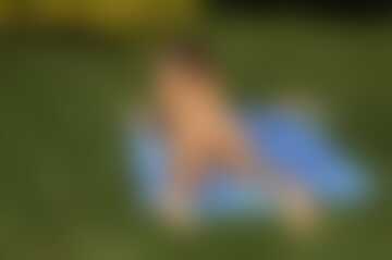 Riley Reid na łące