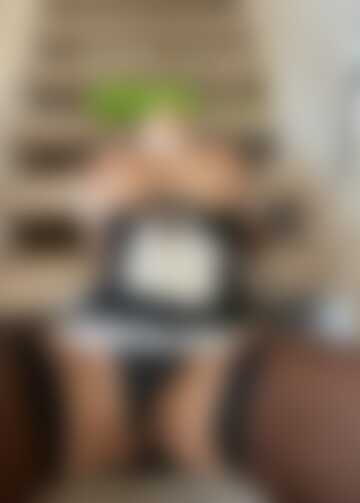 Rozpustna pokojówka , cycata MILF-ka chce cię wyczyścić