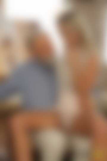 Nie bądź taka wstydliwa wnusiu.