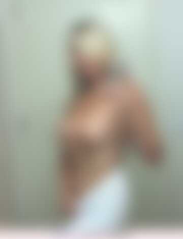 Blond Milf przed lustrem