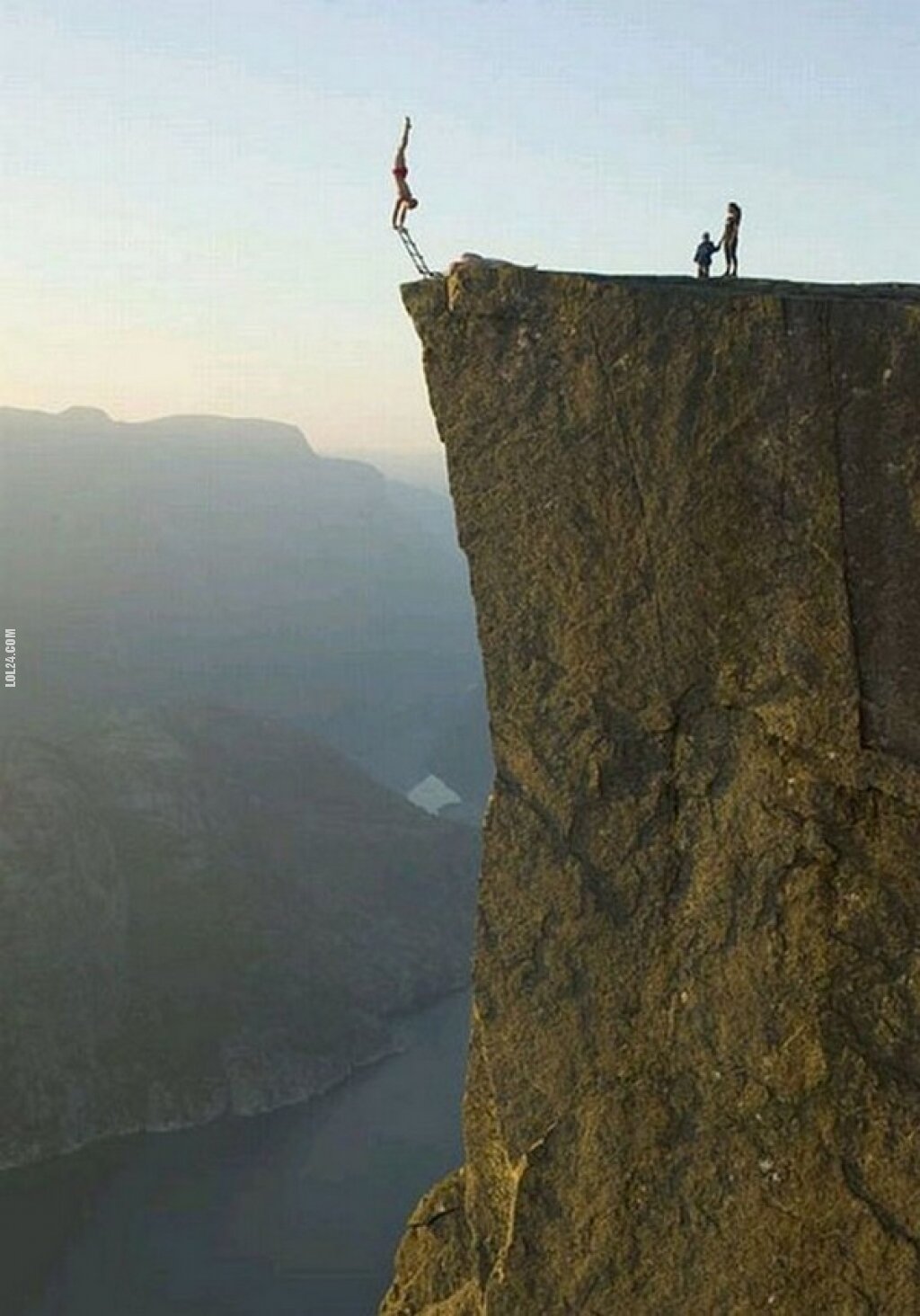 Громадная пропасть. Эскил Роннингсбаккен. Прекестулен Норвегия высота. Человек на обрыве.
