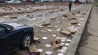 Wypadek ciężarówki przewożącej mrożone pizze